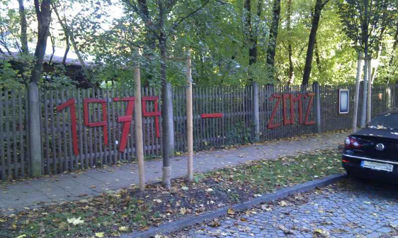 Datei:Abenteuer-Spiel-Platz Neuhausen (Zauninschrift 1979 bis 2012).png