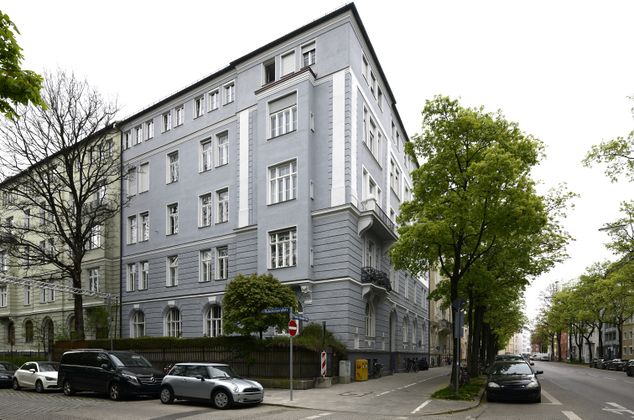 Der Komponist Karl Amadeus Hartmann hatte über viele Jahre hinweg seine Wohnung im Haus Franz-Josef-Straße 20 im 1. Stock.[2] Nach der Renovierung des Hauses in den frühen 1950er Jahren gab es im 1. Stock vier getrennte Wohnungen. Im Juli 1975[3] wurde an der Fassade des Hauses eine durch den Künstler Gunther Stiller gefertigte Gussplatte angebracht. Auf der Metalltafel ist folgendes zu lesen. In diesem Haus schrieb der Komponist - Karl Amadeus Hartmann - 2. August 1905 - 5. Dezember 1963 - sein Lebenswerk. - Die Komposition des Künstlers - und aussergewöhnlichen Menschen - gehören zu den unvergesslichen Zeugnissen der Musik - Sein Verlag B.Schott's Söhne Mainz. Hartmann wohnte vor dem 2. Weltkrieg in der Wilhelmstraße 8 in einer Wohnung im 3. Stock[4]. Nach der Hochzeit mit Elisabeth Reussmann im Jahr 1934, zog die neu gegründete Familie in das Mietshaus Franz-Joseph-Straße 20. Das Gebäude war im Besitz der Reussmanns[5].