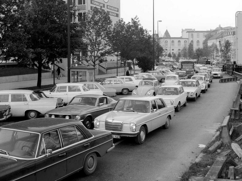 Datei:Stau auf dem Altstadtring.jpg