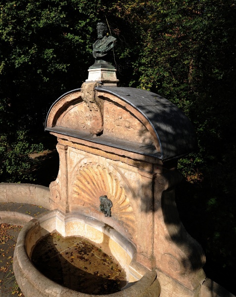 Datei:MueErhardtbrunn062011a.jpg