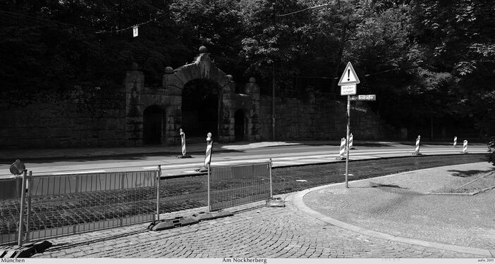 Reste des alten Straßenbelags. Baustelle Anfang August 2011. Wenige Meter neben dem Standort des Fotografen steht das weiße Stadtteilschild "Au".