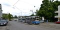 Ein Trambahnwagen der Linie 12 wartet an der Abzweigung Romanstraße auf die Weiterfahrt in Richtung Schwabing.