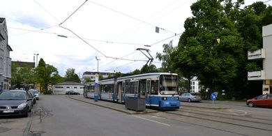 Ein Trambahnwagen der Linie 12 wartet an der Abzweigung Romanstraße auf die Weiterfahrt in Richtung Schwabing.