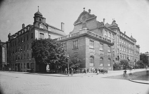Neues Schulhaus an der Bazeillesstraße. Um 1910