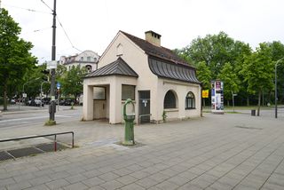 Stationshaus im Mai 2014 mit Mit Trinkbrunnen.