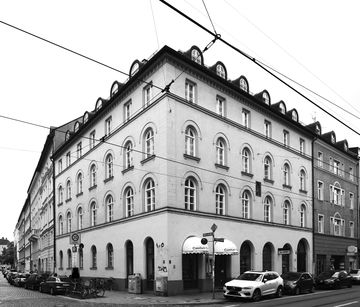 Fassade des Wohnhauses Höllriegel in der Müllerstraße. Zustand 2019