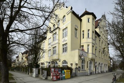 Gasthaus Kurfürst Maximilian I. La Trattoria. Waisenhausstraße 63 erbaut im Jahr 1904 nach Planung Josef Kössler. Mietshaus Fassade im neubarock, zusammen mit der Waisenhausstraße 65 bis 67, und Klugstraße 53.