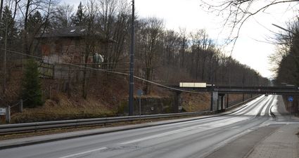 Die Geiselgasteigstraße auf der Höhe der Holzkirchner Straße und der Bahnunterführung der Mangfallbahntrasse.