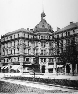 Das Parcus-Haus, mit Denkmal Lorenz Westenrieder (ca. 1890)