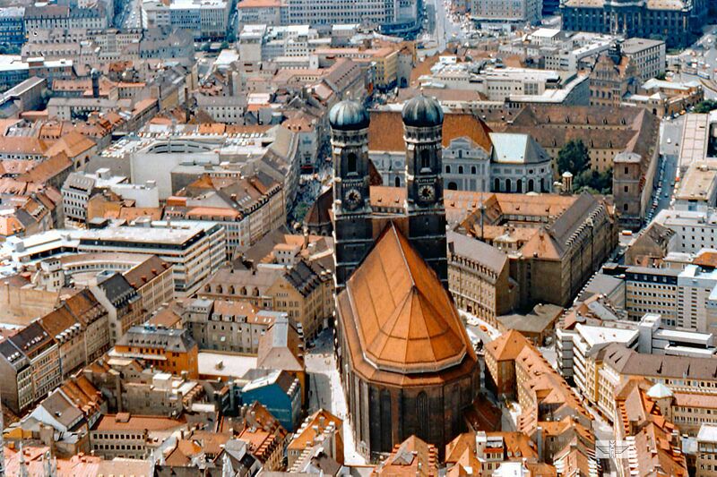 Datei:Frauenplatz um die Frauenkirche.jpg