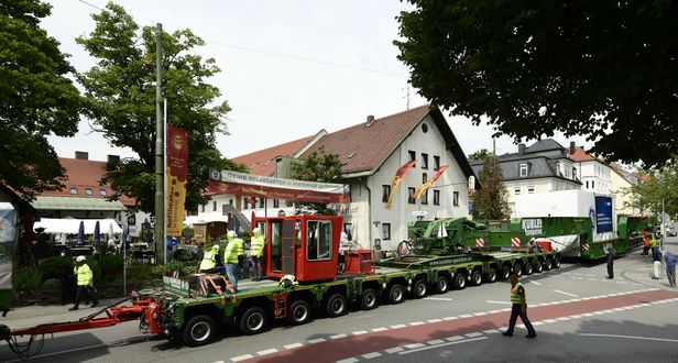 Schwertransporter vor dem Stemmerhof.