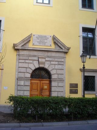 Seiteneingang des Bayerischen Staatsministeriums für Unterricht und Kultus.JPG