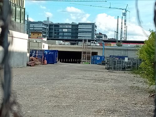 Östlich der beiden Tunnelröhren wird eine dritte Röhre für die Trambahn und Fußgänger errichtet. Ansicht von Norden.