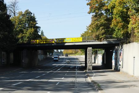 Amalienburgstraße nahe der Bahnunterführung. Eine Unterfahrt wurde erstmals im Jahr 1913 erbaut und im Jahr 1934 vergrößert. Von 1961 bis 1963 wurde sie auf jeweils zwei getrennt von einander geführte Straßenzüge erweitert.
