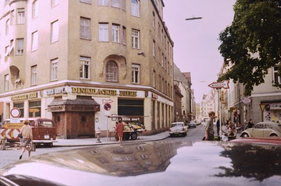 10 Jahre Später. Blick in die Marktstraße mit dem Eckhaus Feilitzschstraße 13.