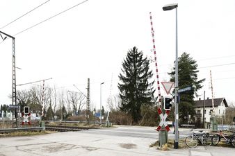 S-Bahn Haltepunkt Englschalking. Die Brodersenstraße vom Ortskern kommend, linker Hand, führt hier über die Bahntrasse, und weiter in Richtung Daglfing.