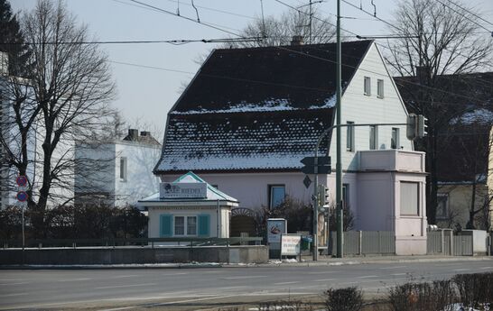 Auf der gegenüberliegenden Straßenseite stand bis 2018 dieses kleine Wohnhaus.