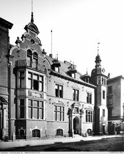 Das im November 1933 abgerissene[5] Anwesen Pringsheim, Katharina-von-Bora-Straße 10, Vormals Arcisstraße 12, Aufnahme um 1891. Foto; Albert.