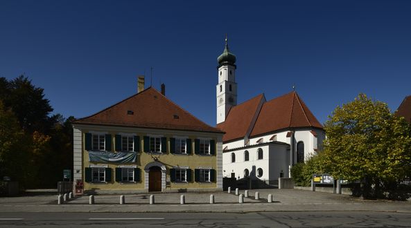 Kirche von Forstenried und das ehemalige Forsthaus.