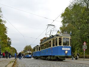 D-Wagen 490 mit f-Beiwagen 1401, im Korso auf der Maximiliansbrücke