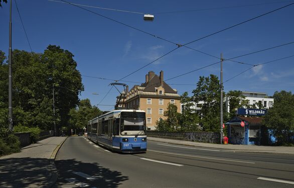 Trambahnwagen 2107 auf dem Rückweg als Baustellenumleiter August 2024 vom Sendlinger Torplatz kommend.