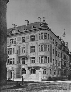Gegenüber dem Kaim Saal stand das in den Jahren 1896-1897 errichtete Mietshaus Prinz-Ludwig-Straße und Türkenstraße.
