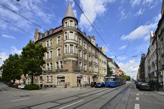 Auch im Juni 2017 fahren P-Wagenzüge durch die Stadt. Hier entlang der Belgradstraße an der Krezung mit der Herzogstraße.