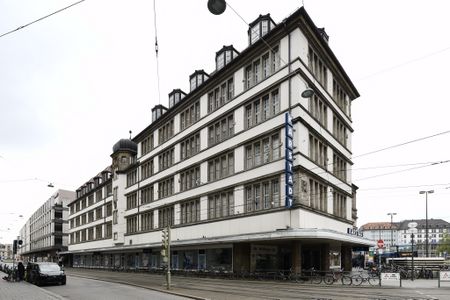 Die Prielmayer an der Ecke mit dem Bahnhofplatz. Karstadt Kaufhaus, Mai 2019.