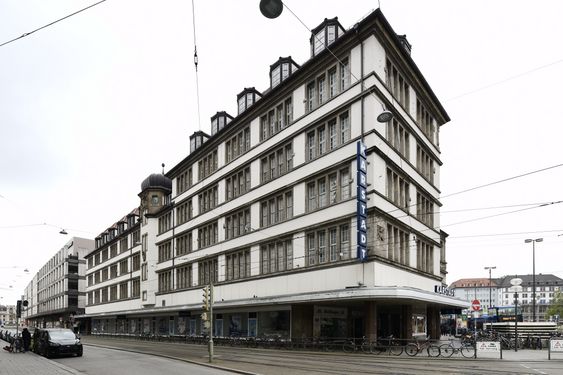 Einfahrt in die Prielmayer mit dem Karstadt Kaufhaus, Abbrucharbeiten haben begonnen 2022.