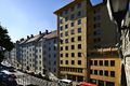 Gebsattelstraße in der Senke, an der Brücke über die Hochstraße, hinauf zur Kreuzung mit der Franziskaner-, und Regerstraße.