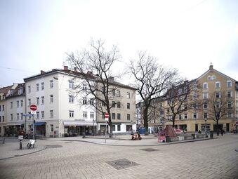 Im Jahr 2023, entgegengesetzte Blickrichtung. Blick über den Wedekindplatz, beginnend an der Einmündung Feilitzschstraße und Marktstraße, und Feilitzschstraße und der Occamstraße im Hintergrund.