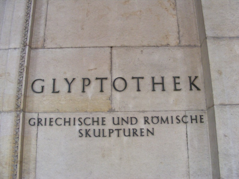 Datei:Glyptothek - Schild (Marmor).JPG