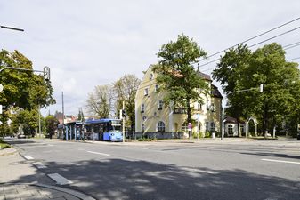 An der Kreuzung Sanatoriumsplatz und Gabriel-Max-Straße, vor der Gaststätte Harlachinger Jagdschlössl, Hausnummer 153.