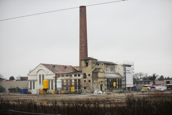 Das Maschinenhaus, linker Bauabschnitt mit Schornstein, entstanden in den Jahren 1914-1915. Das Gebäude wurde in den Jahren 1917 bis 1918 vergrößert. Zustand 2011.