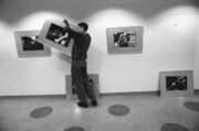 Andreas Bohnenstengel beim Installieren einer Fotoausstellung.jpg
