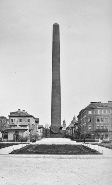 Datei:Muekaroplatzobeliskbrienner188xbw.jpg