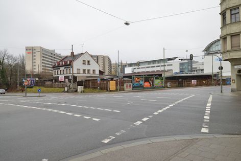 Kreuzung mit der Orleansstraße. Holzkontor Grombach auf Rosenheimer 112.