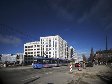 Februar 2023. Die neuen Mietshäuser auf dem ehemaligen Paulanergrundstück sind vollendet. Die noch im Bau befindliche neue Haltestelle, Sternenhaus an der Regerstraße, abzweig zur Welfenstraße und Carl-Amery-Platz.