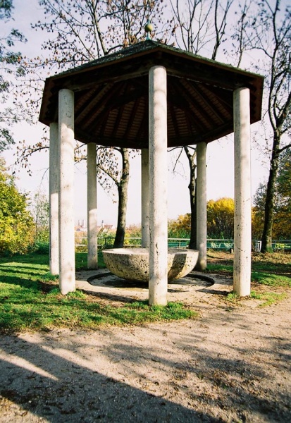 Datei:Tempelbrunnen.jpg