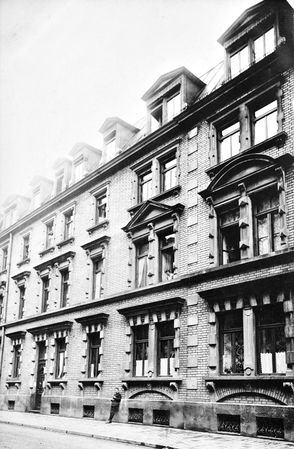 Blütenstraße 2. im März 1910. Eine reich gegliederte Backstein-Fassade, so genannte nordische Renaissance, mit abwechselnden Giebelformen.