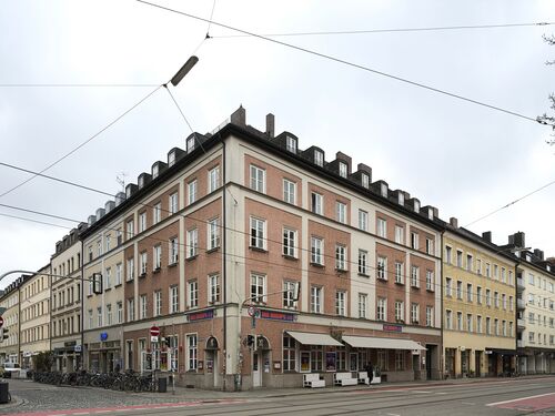Fraunhoferstraße Hausnummer 19, mit dem Gasthaus, die Kneipe 80 im Erdgeschoß, über Eck mit der Klenzestraße, linke Bildseite. Das Mietshaus wurde zusammen mit dem Haus Klenzestraße 49 im Jahr 1862 von Joseph Hönig errichtet