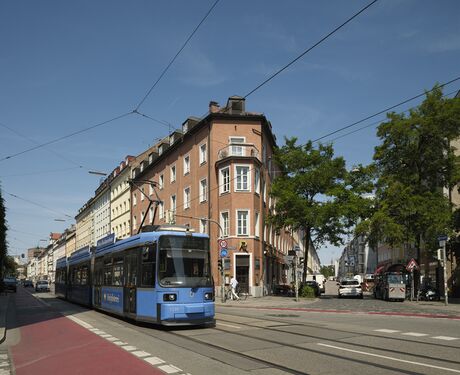 Trambahnbetrieb entlang der Straße. Im Erdgeschoß des Hauses Nr. 39 ist noch das Lokal Goldene Rakete