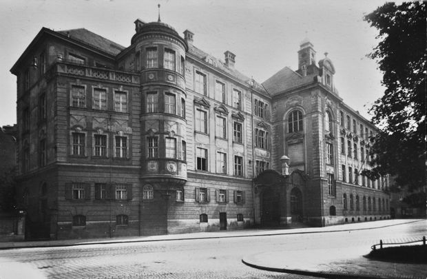 Am Regerplatz 1 um das Jahr 1920.