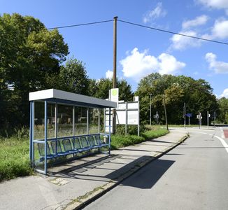 Haltestellenhäuschen Rennbahnstraße - entlang der Riemer Straße Fahrtrichtung Riem. Sieben Plätze frei