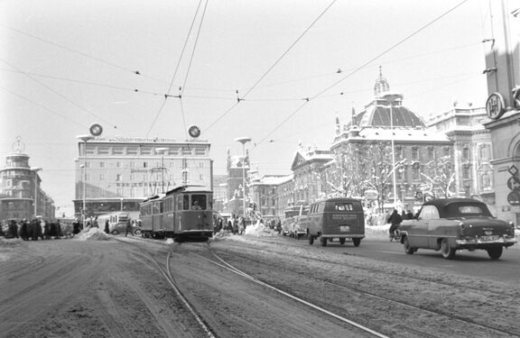 Unmittelbar am Neuhausertor beginnt das Stachusrondell. Auch im Winter 1959. Hier befindet sich heute der Brunnen, im Winter in eine Eisbahn verzaubert.
