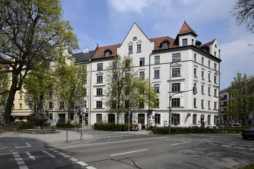 Isartalstraße am Roecklplatz und Ehrengutstraße 27 an der Ecke