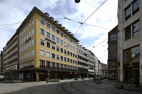 Blick von der Theatinerstraße her mit Roeckl-Haus