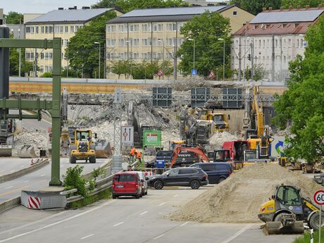 Abbrucharbeiten am Überführungsbauwerk
