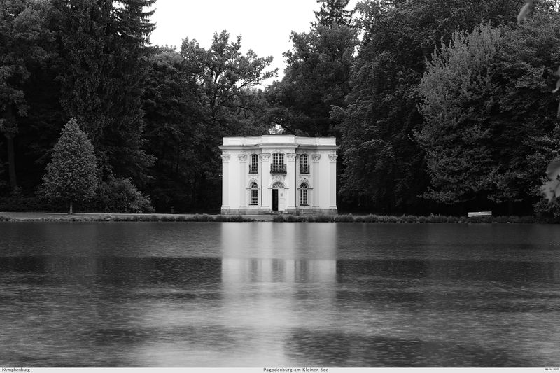 Datei:Muenymphpagosee2012bw.jpg