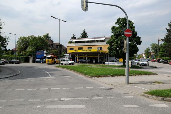 Abzweig am Übergang bei der Von-Kahr-Straße, linker Hand, an der ausgebauten Allacher-Straße, rechter Hand, in die "alte" Allacher Straße